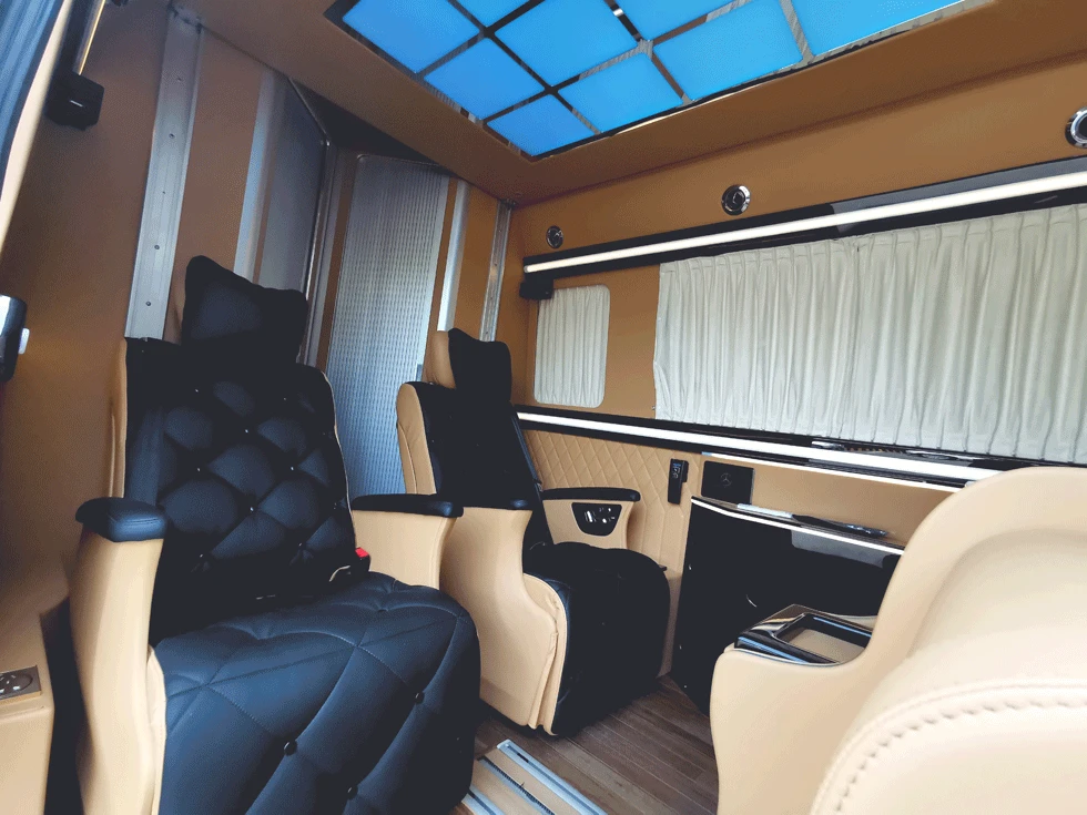 Tule tutustumaan tähän Mercedes-Benz Sprinter -matkailuauton sisäosiin