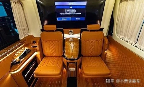 Mercedes-Benz Sprinter yhdeksänpaikkainen asuntovaunu Royal Interiorilla