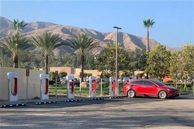 Tesla on keksinyt uusia temppuja lisämaksujen veloittamiseksi ruuhka-aikoina.