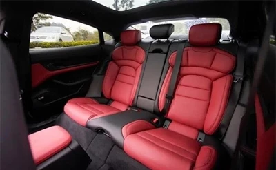 Porsche Taycan -muokattu musta ja punainen nahkasisustus