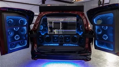 Modifioitu Toyota Sienna muuttuu mobiili subwooferiksi